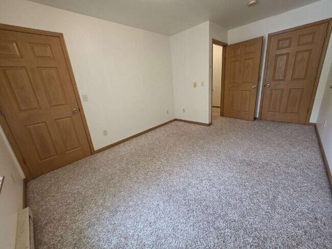 Building Photo - 2 bed 1 bath close to UWEC just off Water St. Available June 1st!