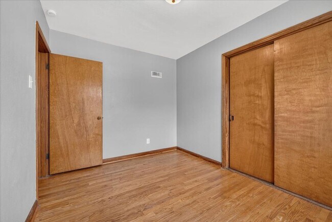 Building Photo - 5907-5909-5909 Jamieson Ave