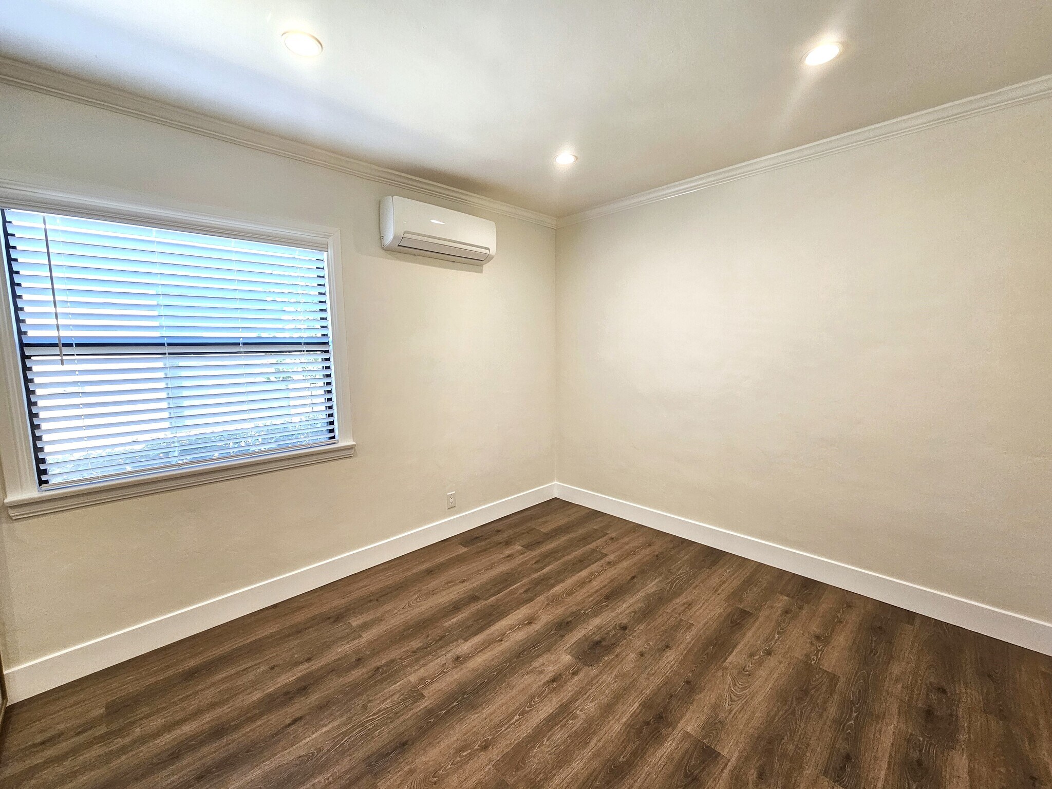 Building Photo - 1604 N Hollywood Way