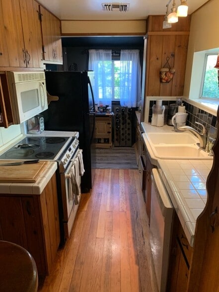 Building Photo - 1872 Seminole Dr