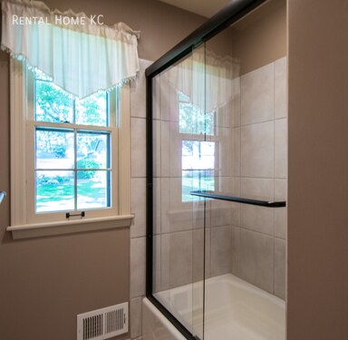 Building Photo - Beautifully updated split level with Finis...
