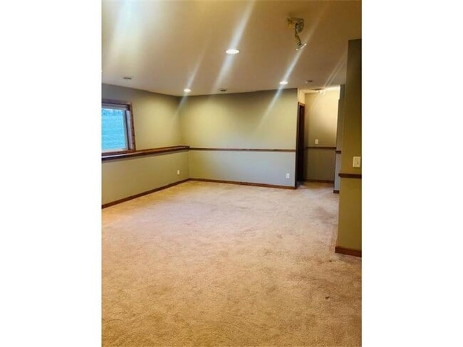 Building Photo - 4 Bedroom Townhome