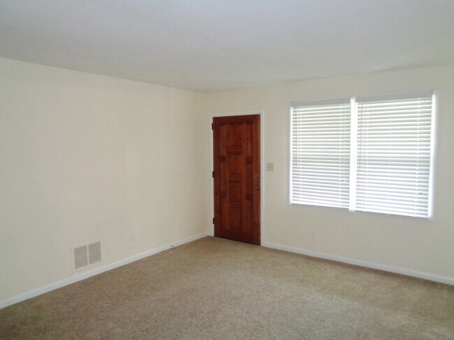 Building Photo - **Available Now** Spacious 3 Bedroom 2 Bat...