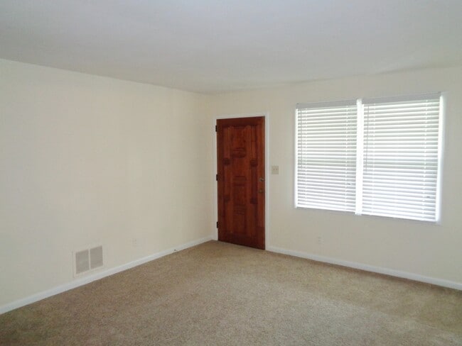 Building Photo - **Available Now** Spacious 3 Bedroom 2 Bath in Savannah!