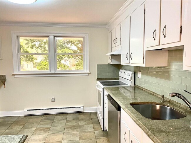 Building Photo - 98 Soundview Dr
