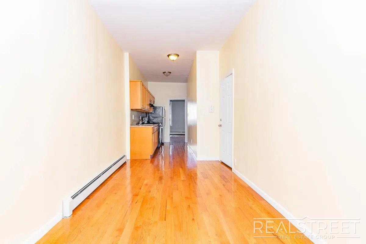 Building Photo - ? Spacious 2 Bedroom Apartment in Bushwick ?