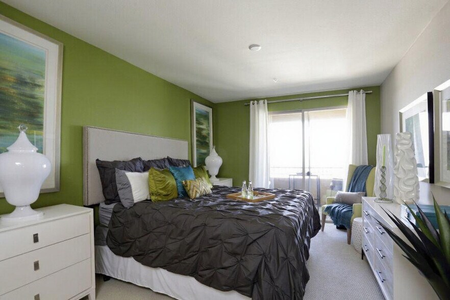 Building Photo - 5945 Linda Vista Rd