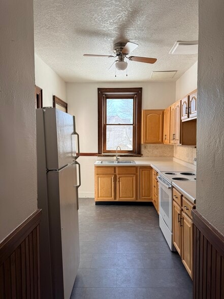 Kitchen - 510 7th St