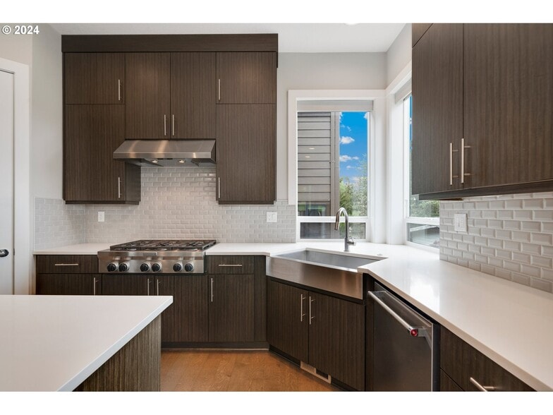 Kitchen Stove - Gas - 14615 NW Fricke Ln