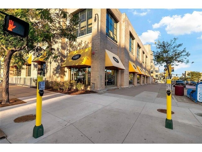 Building Photo - 2929 Chicago Ave