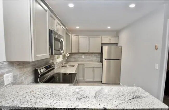 Building Photo - 17 Rockawack Ave