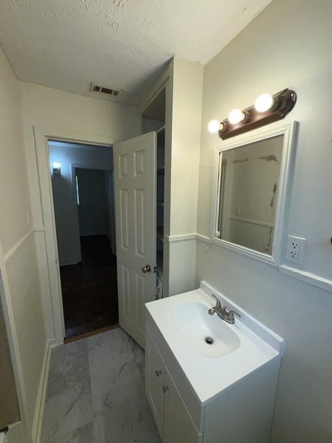 Building Photo - 2615 Hillside Dr