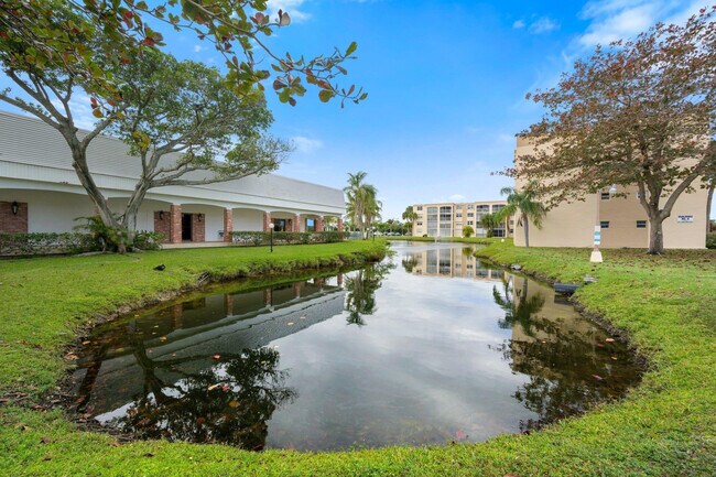 Building Photo - 600 NE 2nd St