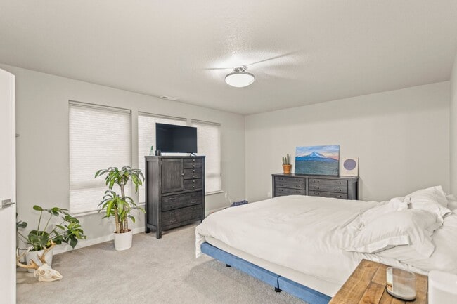 Building Photo - Available 4BR/4BATH Modern Home near Ash C...