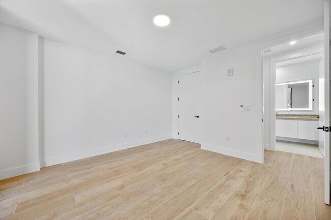 Building Photo - 3034 Oak Ave