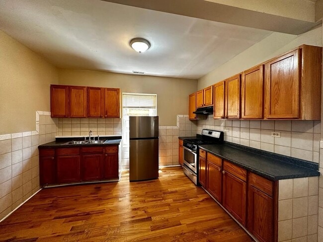 Building Photo - 1528 N Avers Ave