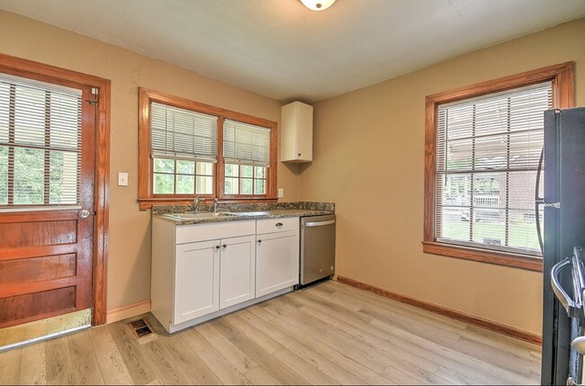 Building Photo - 401 Hillcrest Dr