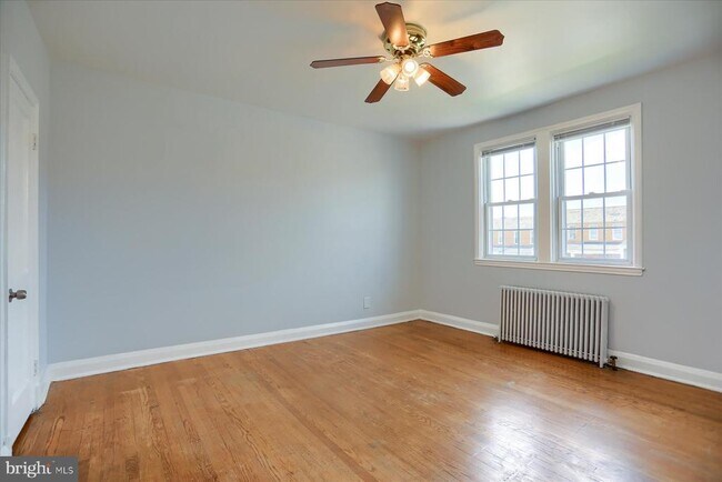 Building Photo - 1323 N Kenwood Ave