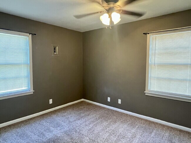 Building Photo - Spacious Four Bedroom!