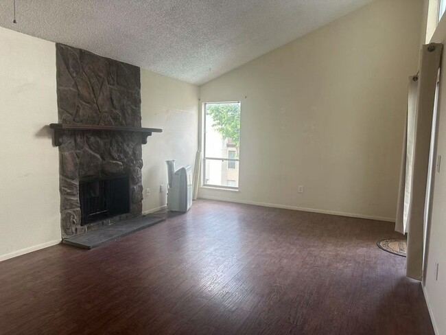 Building Photo - Aurora condo for rent