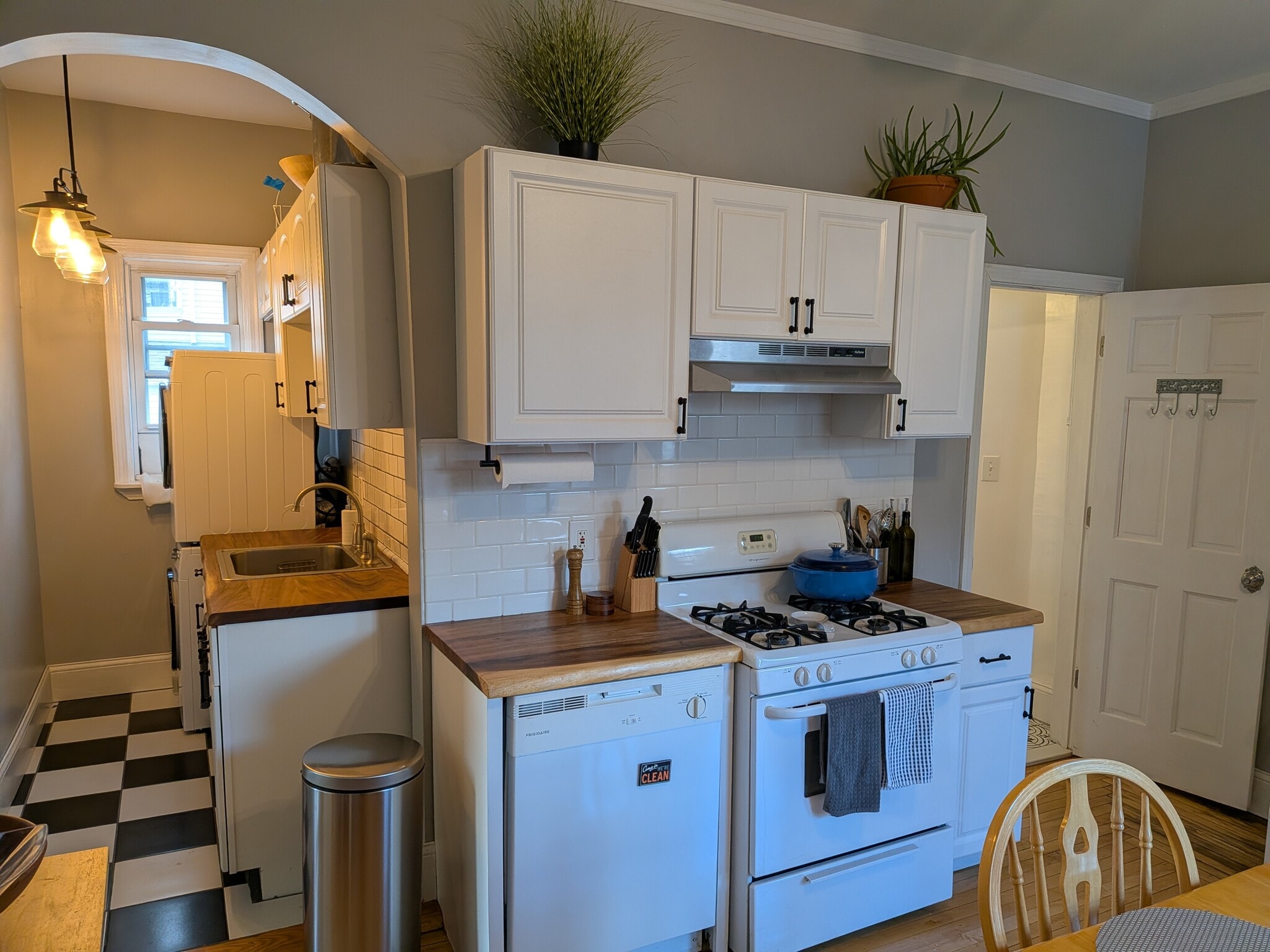 Building Photo - 82 Gladstone St