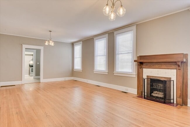 Building Photo - 933 Russell St