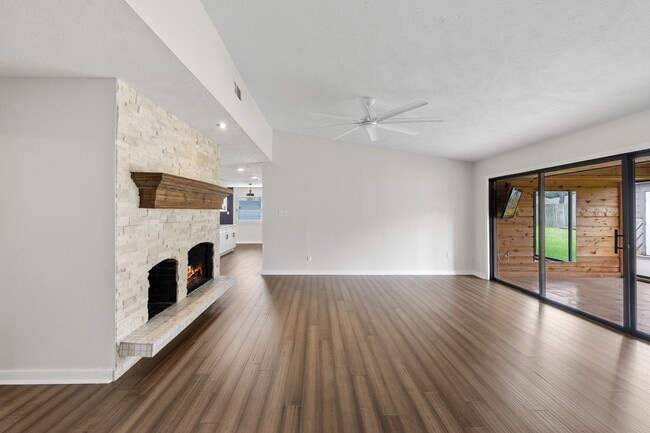 Building Photo - 1222 Haines Dr