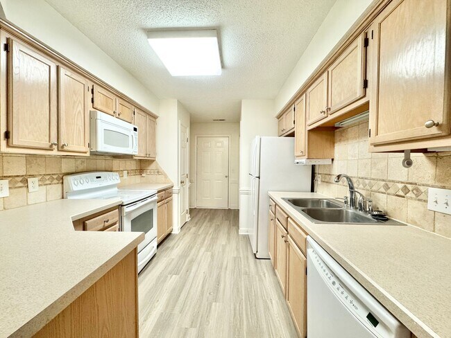 Building Photo - 3 BR Townhouse w/ Garage in Adams Farm