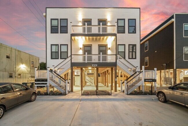 Building Photo - 1009 8th St