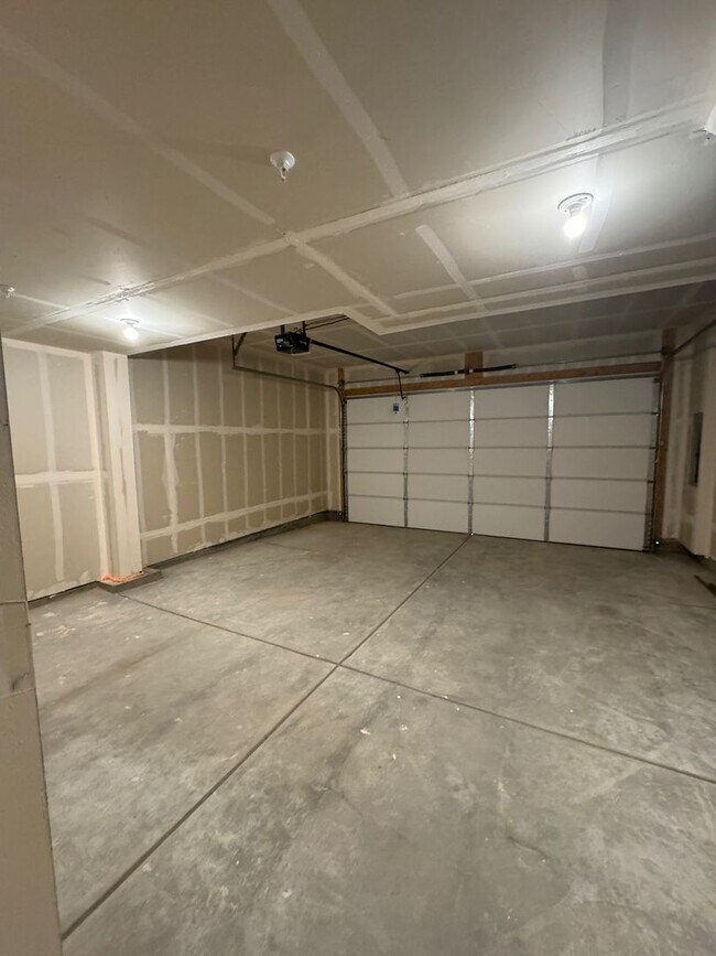 Building Photo - 707 Saddle Dr