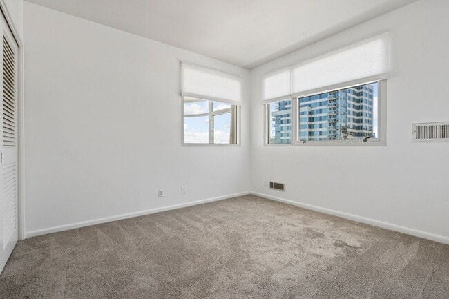 Building Photo - Light Filled 2 Bed, 2 Bath South Beach Por...