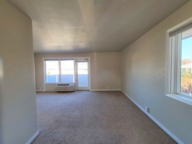 Building Photo - Adorable Second Floor Condo