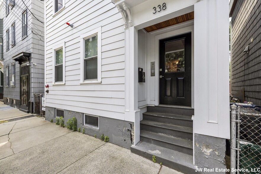 Building Photo - 338 Hurley St