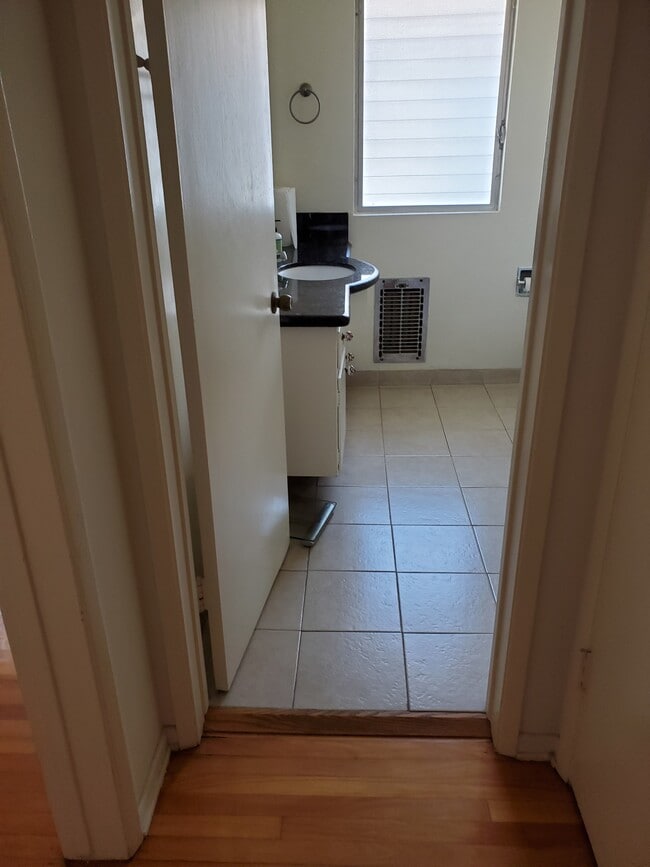 bathroom - 947 12th St