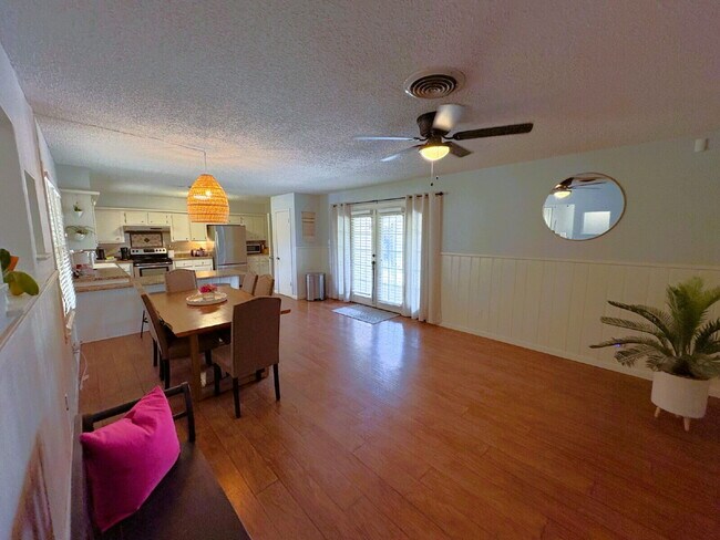 Building Photo - Stunning Three Bedroom Home Located Near R...