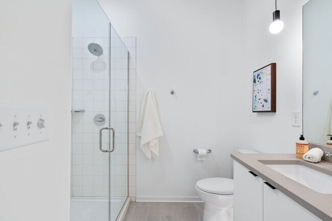 Building Photo - Modern downtown condo studio with private balcony & parking space.