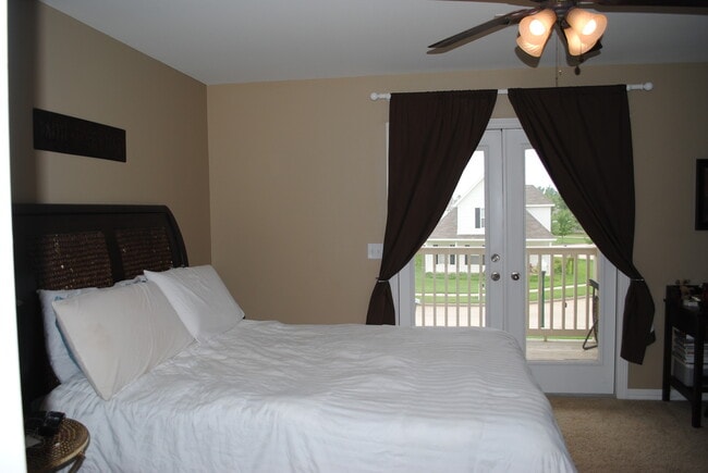 Building Photo - Three Bed / Three Bath with Fenced Yard an...