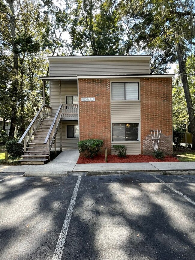 Building Photo - Remodeled modern 2/1 w/ Fireplace