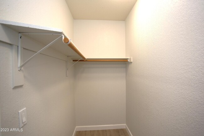 Building Photo - 924 E Manor Dr