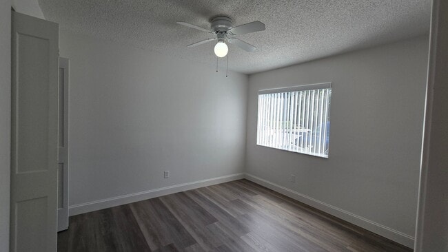 Building Photo - 2 Bed 2 Bath townhome with a Den/ Office s...