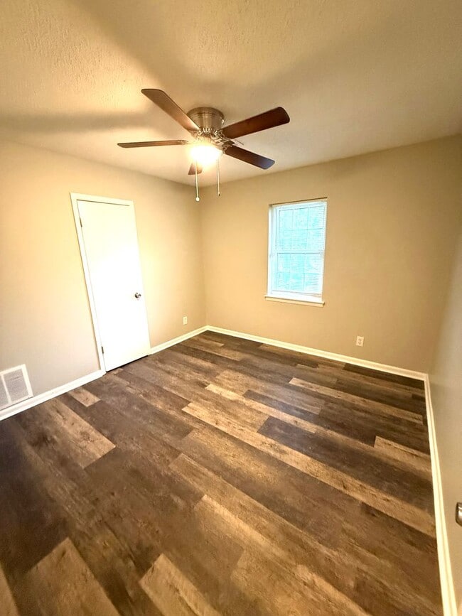 Building Photo - ** 3 Bed 2 Bath located off Virginia Loop ...