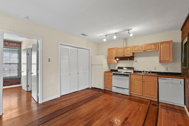 Building Photo - 405 N Praire