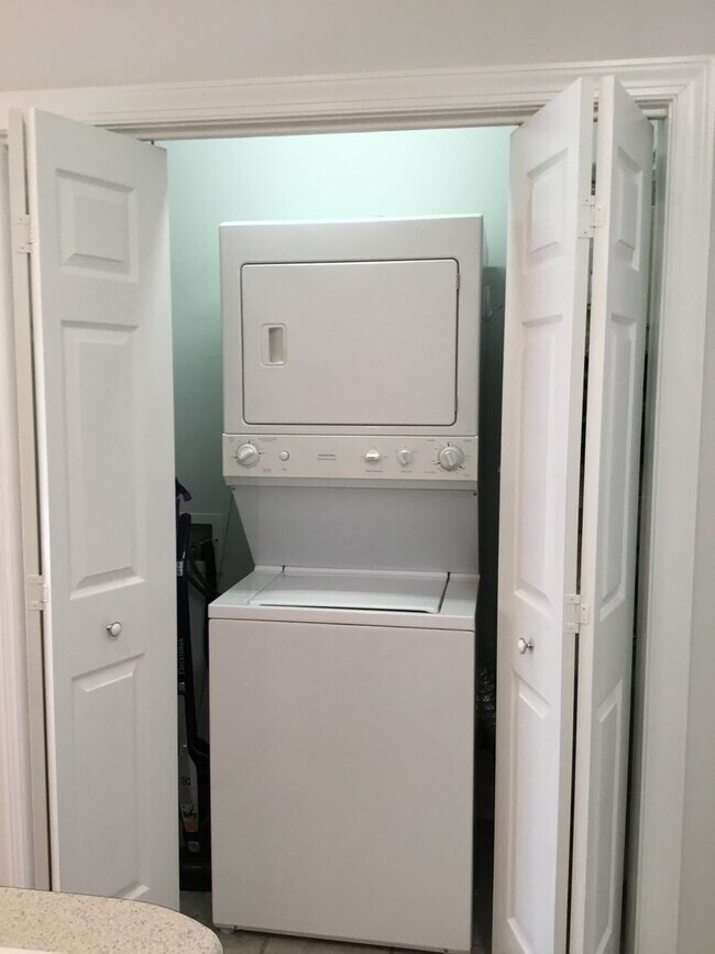 Building Photo - Furnished Condo In Southport - All Utilities Included - 3 month lease only