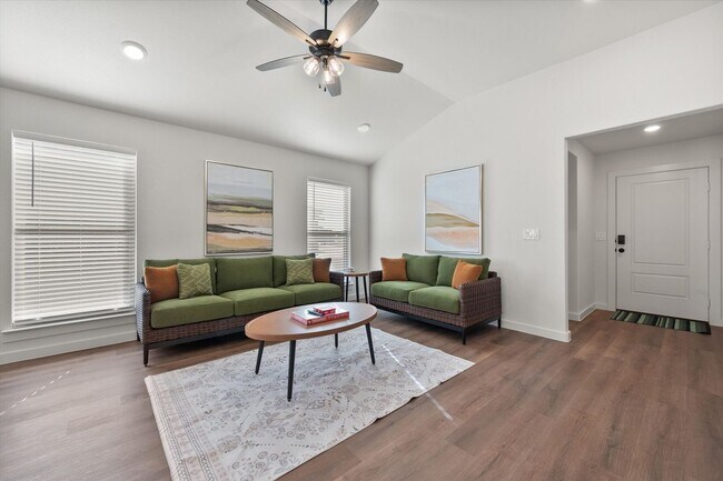 Building Photo - More Space, More Style, Welcome to 2507 Kenwood!