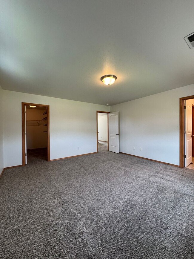 Building Photo - Large 4 Bed Rental in Established Neighbor...