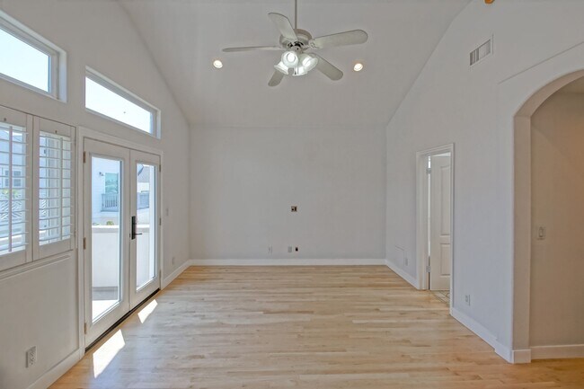 Building Photo - VERY BRIGHT, SPACIOUS & AIRY GOLDEN HILLS ...