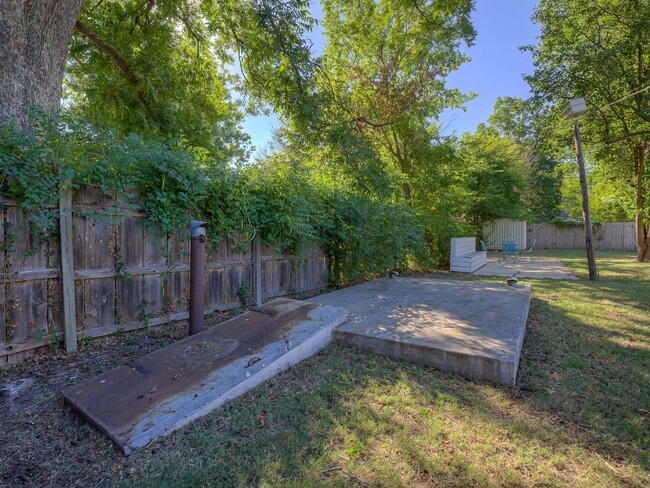 Building Photo - Super cute 3 bedroom bungalow