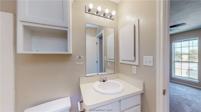 Building Photo - 1509 Hollowhill Drive Unit A