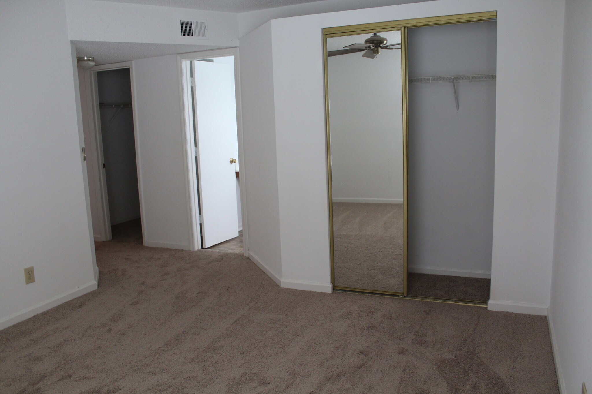 Building Photo - 2225 Huntingdon Dr