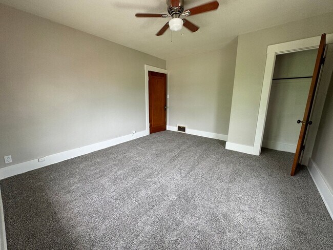 Building Photo - Newly updated 3 bd single fam house ( NO VOUCHERS)